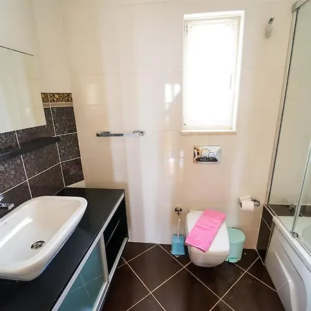 Kalkanda Denize Sifir, Ozel Iskeleli 4+1 Plajli, Havuzlu Villa *