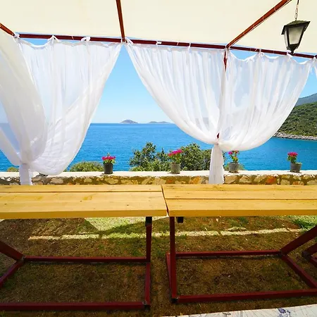 Kalkanda Denize Sifir, Ozel Iskeleli 4+1 Plajli, Havuzlu Villa Kaş