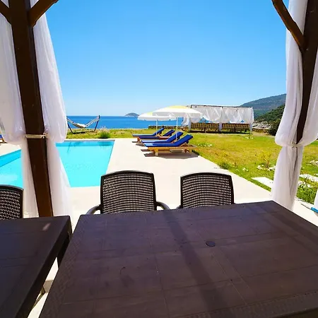 Kalkanda Denize Sifir, Ozel Iskeleli 4+1 Plajli, Havuzlu Villa