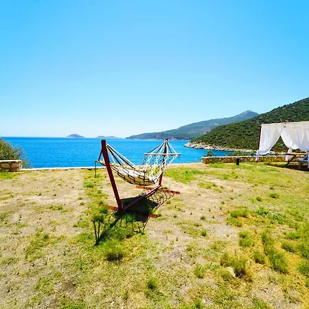 Kalkanda Denize Sifir, Ozel Iskeleli 4+1 Plajli, Havuzlu Villa *