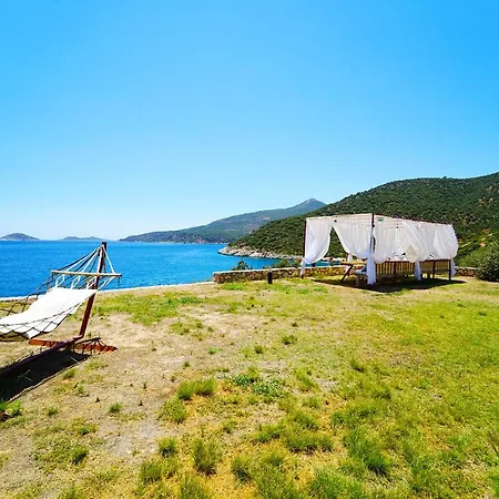 Kalkanda Denize Sifir, Ozel Iskeleli 4+1 Plajli, Havuzlu Villa