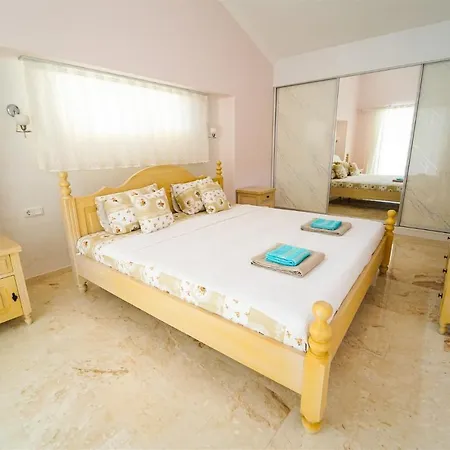 Kalkanda Denize Sifir, Ozel Iskeleli 4+1 Plajli, Havuzlu Villa Kaş