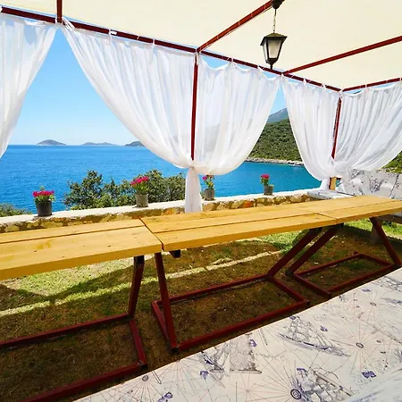 Kalkanda Denize Sifir, Ozel Iskeleli 4+1 Plajli, Havuzlu Vila *